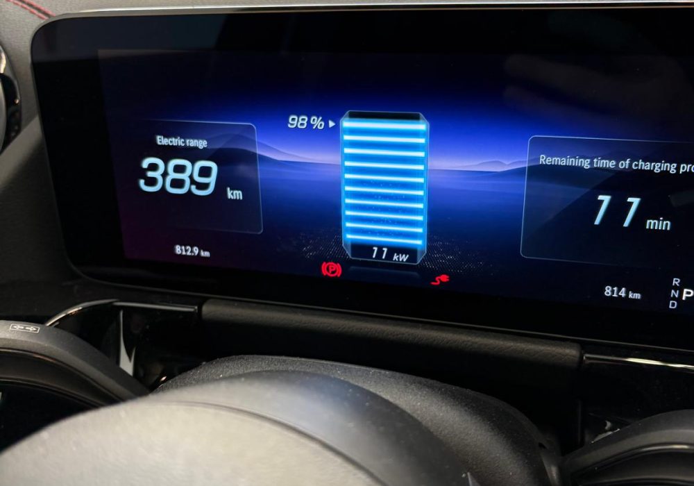 Dashboard view of a Mercedes EQB 250+ showing 98% charge level and 389 km electric range during Wallbox Pulsar Plus charging.